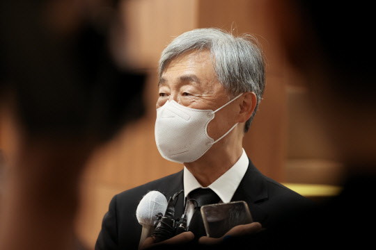 최재형 전 감사원장이 8일 서울 서대문구 신촌세브란스병원 장례식장에 마련된 부친 최영섭 예비역 해군 대령의 빈소에서 잠시 나와 취재진과 인터뷰하고 있다. 연합뉴스